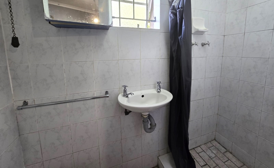 To Let 5 Bedroom Property for Rent in Lemoenkloof Western Cape